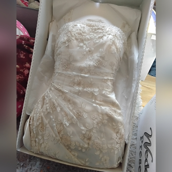 Maggie Sottero - Haute Couture Elegant Wedding Gown. - Picture 2 of 15